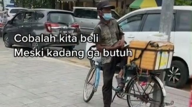 Dagangan Sepi di Tengah Kerumunan Pembeli Lapak Lain, Netizen: Rezeki Tak Akan Pernah Tertukar