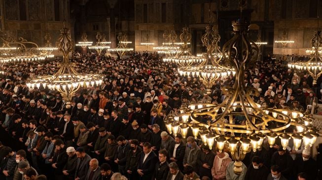 Pelaksanaan shalat tarawih berjamaah pertama yang dihadiri ratusan wisatawan dan warga lokal di Hagia Sophia, Istanbul, Turki, Kamis (21/4/2022) malam waktu setempat.  [AFP/Photo]