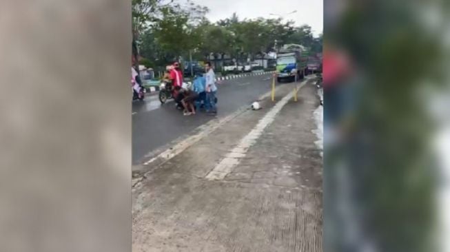 Hujan Deras, Pria Paruh Baya Ini Alami Kecelakaan Tunggal Tabrak Trotoar Depan Pom Bensin Tanjung Laut