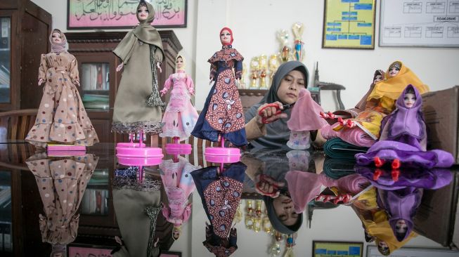 Perajin menyelesaikan pembuatan boneka barbie berbusaha hijab di Keprabon, Solo, Jawa Tengah, Jumat (22/4/2022).  ANTARA FOTO/Mohammad Ayudha