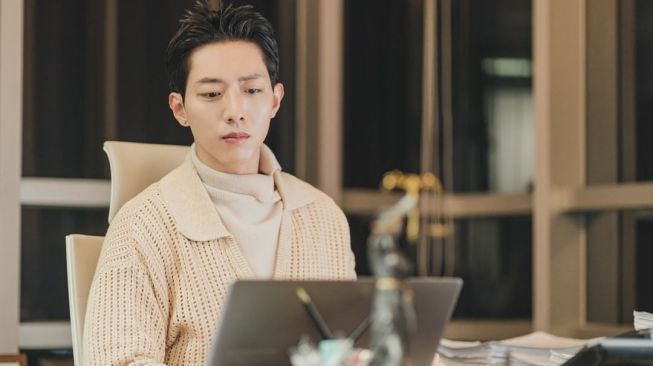 Potret Lee Jung Shin CNBLUE di Shooting Stars (Instagram/@tvn_drama)