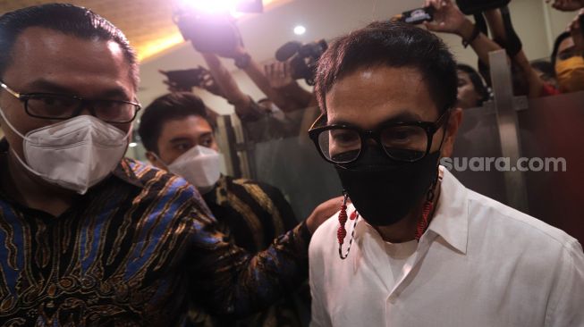 Penyanyi Hermann Josis Mokalu alias Yosi Project Pop tiba untuk menjalani pemeriksaan di Bareskrim Polri, Jakarta, Jumat (22/4/2022). [Suara.com/Angga Budhiyanto]