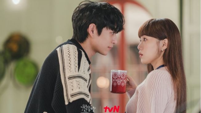 Shooting Star Episode 1: Benci Setengah Mati, Ada Apa dengan Lee Sung Kyung & Kim Young Dae?