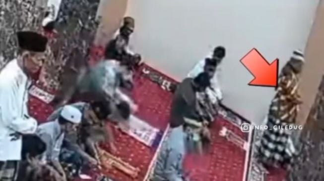 Viral CCTV Jemaah Masjid Meninggal Dunia saat Salat Jumat, Publik Ramai Mendoakan