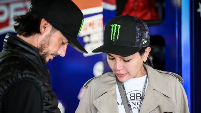 Nikita Mirzani bersama bule bernama John Hopkins di MotoGP Portugal 2022 (Instagram)