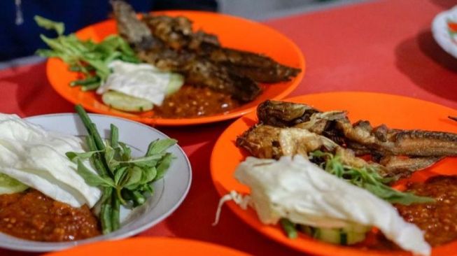 Pedagang Lalapan di Bali Berusaha Tetap Eksis di Tengah Mahalnya Harga Minyak Goreng