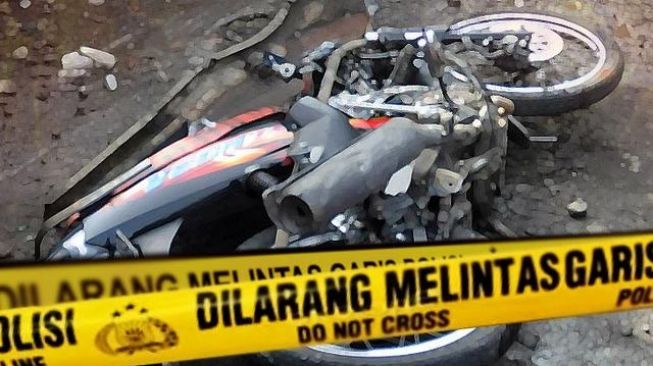 Truk Bertonase Berat Masuk Flyover Mall SKA Pekanbaru, Kecelakaan dengan Motor