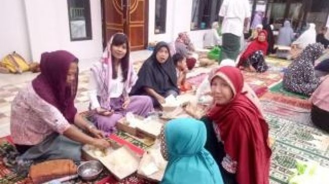 Tradisi Ramadhan, Kepala SMA Kristen Makale Sajikan Menu Berbuka di Masjid