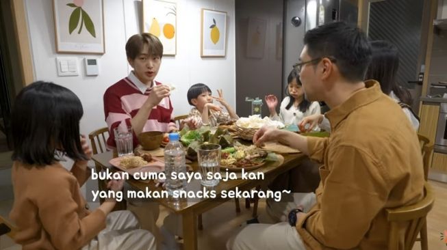 Onew SHINee mencoba masakan Sunda. [YouTube Kimbab Family]