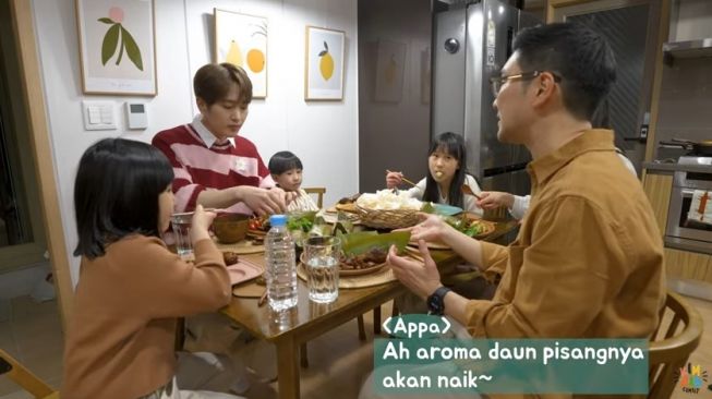 Onew SHINee mencoba masakan Sunda. [YouTube Kimbab Family]