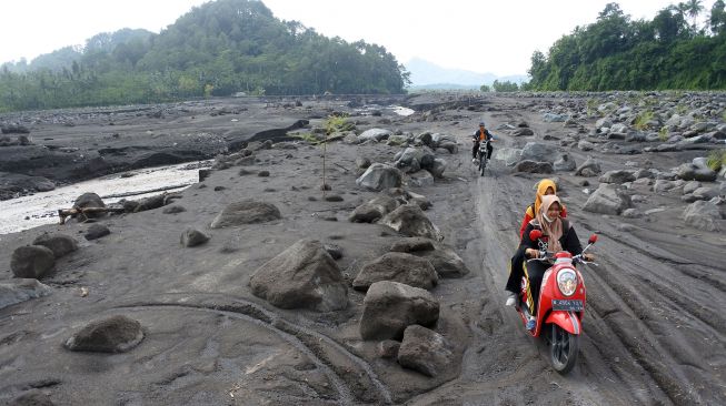 Perjuangan Guru di Lereng Gunung Semeru Terjang Material Vulkanik Demi Mengajar