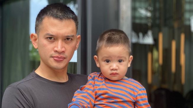 Potret Ayah dan Anak Good Looking (instagram/@thereal_rezkyadhitya)