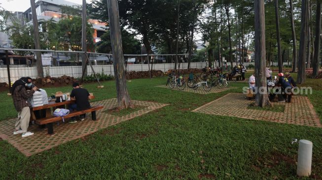 Warga beraktivitas di Tebet Eco Park, Jakarta, Sabtu (23/4/2022). [Suara.com/Angga Budhiyanto]