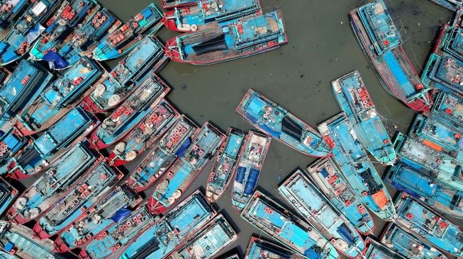 Foto udara kapal nelayan bersandar di Pelabuhan Tegal, Jawa Tengah, Sabtu (23/4/2022).  ANTARA FOTO/Oky Lukmansyah