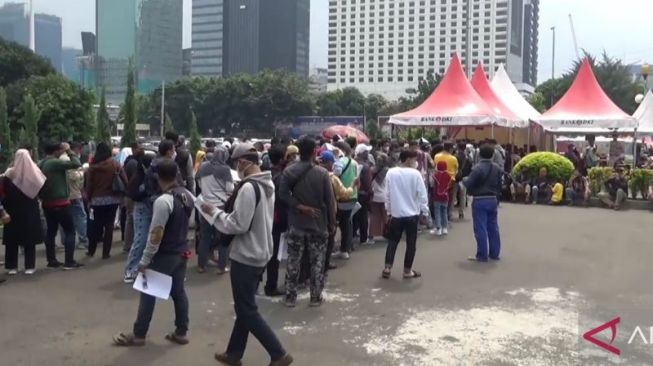 Suasana pendaftaran peserta program mudik gratis Polda Metro Jaya, Jakarta, Jumat (22/4/2022). [ANTARA/Fianda Sjofjan Rassat]