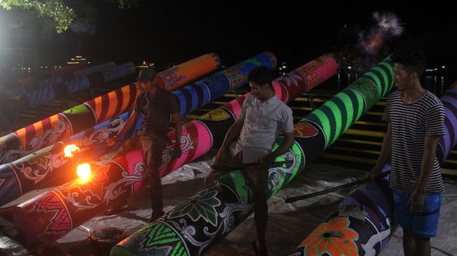 Warga menyiapkan meriam karbit untuk dimainkan di Gang Landak, Jalan Tanjungpura, Pontianak, Kalimantan Barat, Jumat (22/4/2022) malam.  ANTARA FOTO/Jessica Helena Wuysang