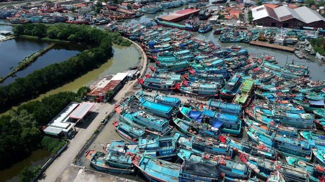 Foto udara kapal nelayan bersandar di Pelabuhan Tegal, Jawa Tengah, Sabtu (23/4/2022).  ANTARA FOTO/Oky Lukmansyah