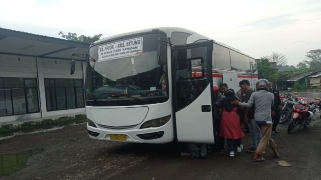 Penumpang menaiki bus di Terminal Pakupatan, Serang, Banten. ANTARA/HO