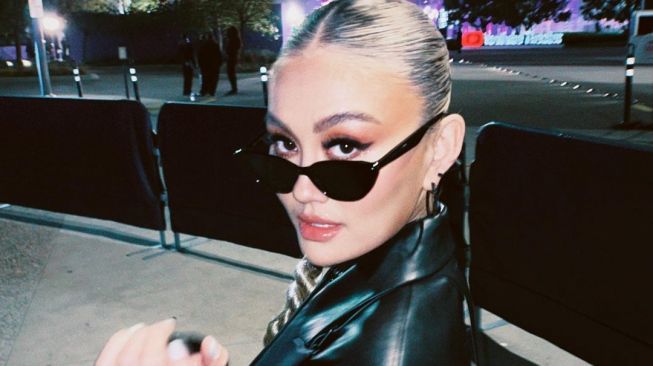 Ucapkan Selamat Lebaran, Dandanan Nyentrik Agnez Mo Bikin Salfok