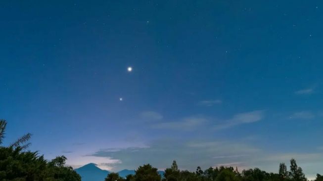 Kemunculan Empat Bintang Sejajar di Langit Bikin Heboh Warga Bandung, Bakal Ada Pertanda Apa?