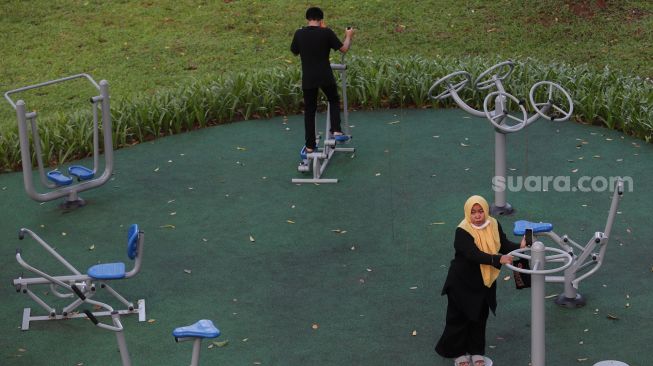 Warga beraktivitas di Tebet Eco Park, Jakarta, Sabtu (23/4/2022). [Suara.com/Angga Budhiyanto]