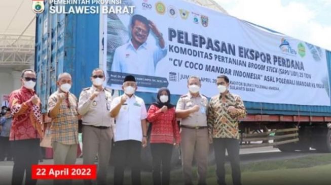 Kepala Pusat Karantina Hewan dan Keamanan Hayati Hewani Badan Karantina Pertanian (Barantan) Kementerian Pertanian Wisnu Wasisa Putera bersama Gubernur Sulbar Ali Baal Masdar (kanan) pada pelepasan ekspor 25 ton sapu lidi menuju India, di Kabupaten Polewali Mandar, Jumat (22/4/2022). [SuaraSulsel.id/ANTARA/HO/Karantina Pertanian Mamuju]