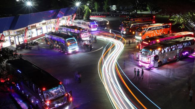 Sejumlah bus antarkota antarprovinsi (AKAP) yang membawa pemudik menunggu jadwal keberangkatan di Terminal tipe A Batoh, Banda Aceh, Aceh, Sabtu (23/4/2022).  [ANTARA FOTO / Irwansyah Putra/rwa]