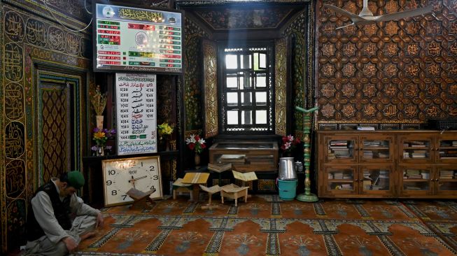 Umat Muslim berdoa saat bulan suci Ramadhan di Masjid Khanqah Shah, Srinagar, India, Rabu (13/4/2022). [TAUSEEF MUSTAFA / AFP]
