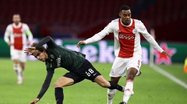 Gelandang Ajax, Ryan Gravenberch. [Kenzo Tribouillard / AFP]