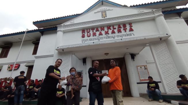 Ratusan Anggota PSHT Kobaret Solo Bagikan Paket Sembako