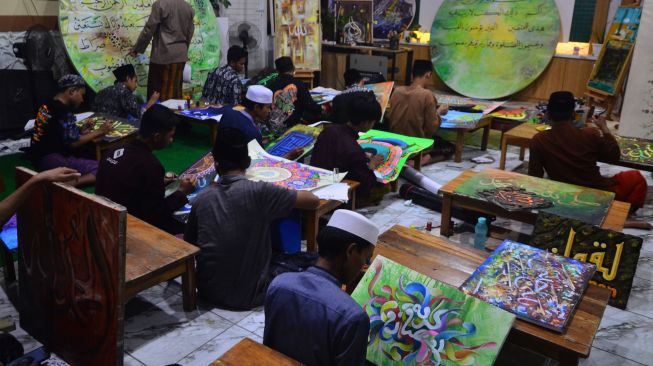 Santri belajar membuat kaligrafi Al Quran atau seni lukis huruf Arab di Pesantren Seni Rupa & Kaligrafi Al Quran (PSKQ Modern) Desa Undaan Lor, Kudus, Jawa Tengah, Sabtu (23/4/2022). [ANTARA FOTO/Yusuf Nugroho/rwa]