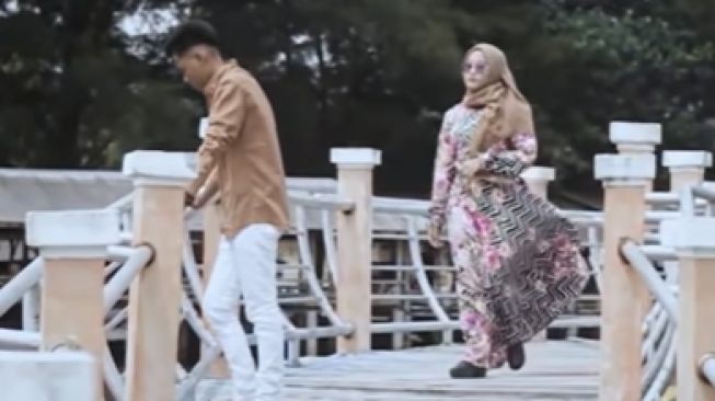 Yollanda dan Arief menyanyikan lagu Emas Hantaran (YouTube/Indoswara Music Digital)