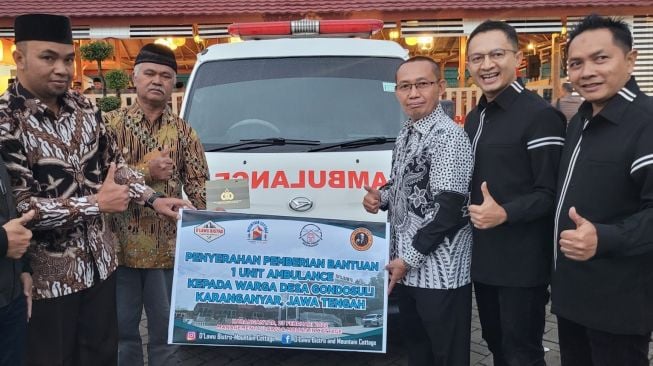 Berkah Ramadhan, DLawu Bistro dan Mountain Cottage Beri 1 Unit Ambulans ke Warga Gondosuli