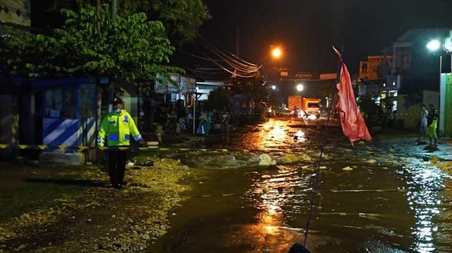 Kebocoran Pipa PDAM milik Pemkot Malang di Tumpang. [Beritajatim.com]