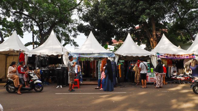 Warga mengunjungi bazar ramadhan di Monumen Pancasila Sakti, Lubang Buaya, Jakarta Timur, Minggu (24/4/2022). [Suara.com/Alfian Winanto]