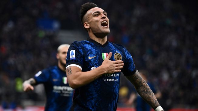 Pemain depan Inter Milan Argentina Lautaro Martinez berselebrasi usai mencetak gol saat pertandingan sepak bola Serie A Liga Italia antara Inter Milan dan AS Roma di stadion San Siro, Milan, Italia, Sabtu (23/4/2022). [Marco BERTORELLO / AFP]