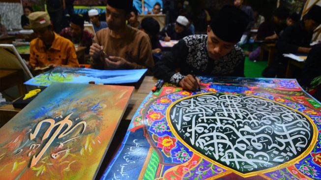 Santri belajar membuat kaligrafi Al Quran atau seni lukis huruf Arab di Pesantren Seni Rupa & Kaligrafi Al Quran (PSKQ Modern) Desa Undaan Lor, Kudus, Jawa Tengah, Sabtu (23/4/2022). [ANTARA FOTO/Yusuf Nugroho/rwa]
