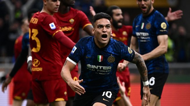 Pemain depan Inter Milan Lautaro Martinez berselebrasi usai mencetak gol saat pertandingan sepak bola Serie A Liga Italia antara Inter Milan dan AS Roma di stadion San Siro, Milan, Italia, Sabtu (23/4/2022). [MARCO BERTORELLO / AFP]