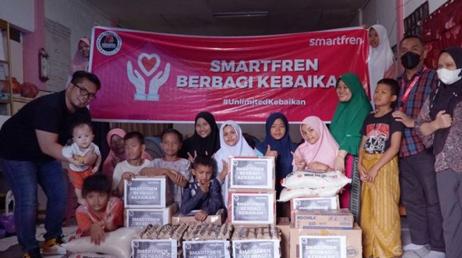 Smartfren Berikan Bantuan Sembako ke Panti Asuhan