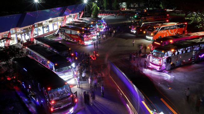 Sejumlah bus antarkota antarprovinsi (AKAP) yang membawa pemudik menunggu jadwal keberangkatan di Terminal tipe A Batoh, Banda Aceh, Aceh, Sabtu (23/4/2022).  [ANTARA FOTO / Irwansyah Putra/rwa]