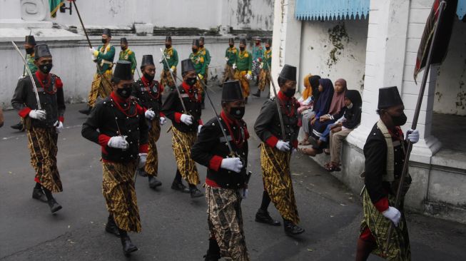 Prajurit Keraton Kasunanan Surakarta Hadiningrat mengikuti kirab saat acara atraksi hiburan di Solo, Jawa Tengah, Sabtu (23/4/2022).[ANTARAFOTO/Maulana Surya/rwa]
