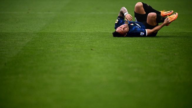 Reaksi pemain depan Inter Milan Lautaro Martinez saat pertandingan sepak bola Serie A Liga Italia antara Inter Milan dan AS Roma di stadion San Siro, Milan, Italia, Sabtu (23/4/2022). [MARCO BERTORELLO / AFP]