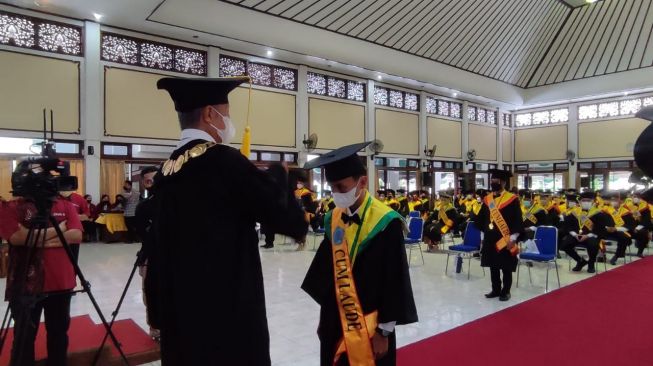 Unisri Surakarta Wisuda 491 Sarjana Baru, Gibran Berharap Jadi Agen Perubahan