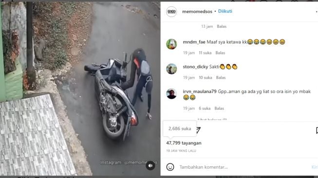 Tergelincir, Wanita Berhijab Ini Jatuh Terpelanting dengan Gaya, Warganet: Ngedrift Ala Motor