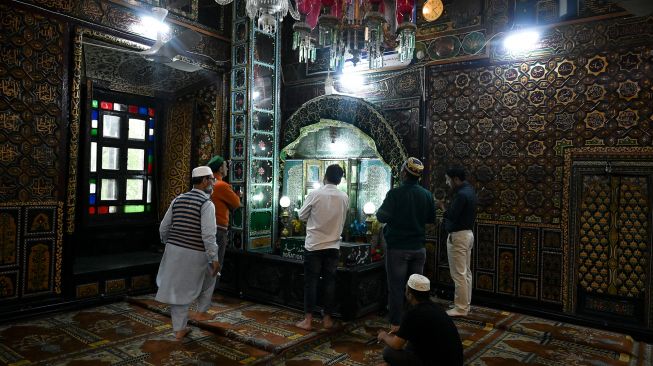 Umat Muslim berdoa saat bulan suci Ramadhan di Masjid Khanqah Shah, Srinagar, India, Rabu (13/4/2022). [TAUSEEF MUSTAFA / AFP]