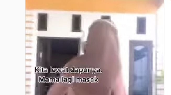 Anak Beri Kejutan ke Orang Tua Setelah Setahun Tak Pulang Kampung, Sang Ibu Berderai Air Mata