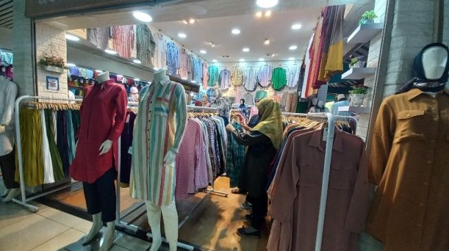 Menjelang Lebaran, Penjual Busana Muslim di Pasar Beringharjo Keluhkan Sepi Pembeli