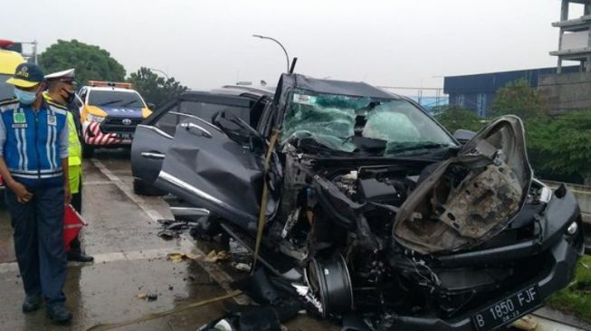 Kecelakaan di Tol JORR arah Cakung ke Cikunir (@tmcpoldametro)