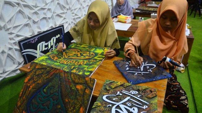 Santriwati belajar membuat kaligrafi Al Quran atau seni lukis huruf Arab di Pesantren Seni Rupa & Kaligrafi Al Quran (PSKQ Modern) Desa Undaan Lor, Kudus, Jawa Tengah, Sabtu (23/4/2022). [ANTARA FOTO/Yusuf Nugroho/rwa]