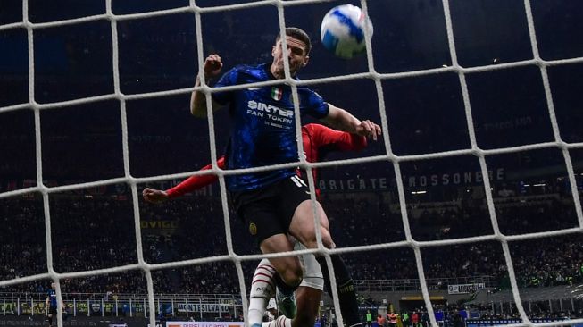 Bek Inter Milan Robin Gosens mencetak gol ketiga saat pertandingan sepak bola Serie A Liga Italia antara Inter Milan dan AS Roma di stadion San Siro, Milan, Italia, Sabtu (23/4/2022). [Miguel MEDINA / AFP]